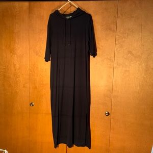 Beach cover up in a very dark navy blue. Perfect for going in to lunch.